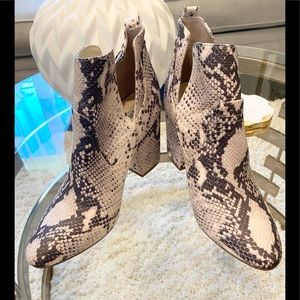 Steve Madden snake skin look bootie shoes. Barely ever worn. size 9 M